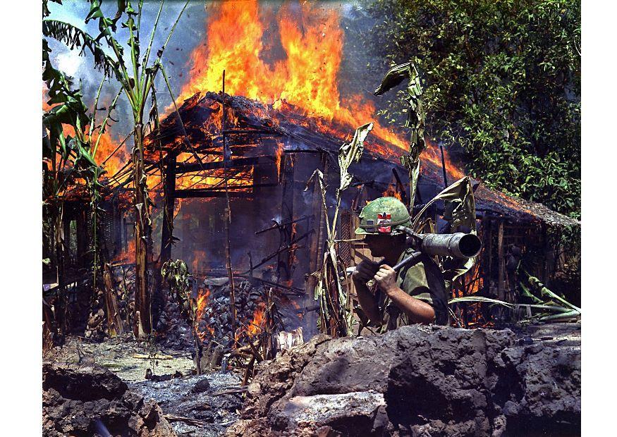 Foto brennend vietcong kamp