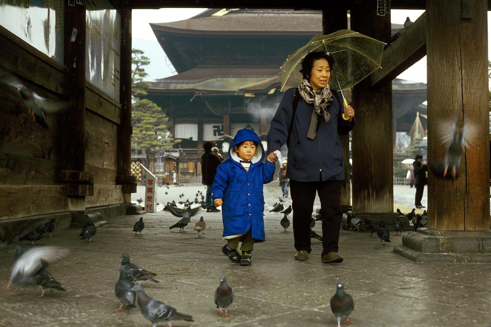 Foto frau und mA¤dchen am tempel