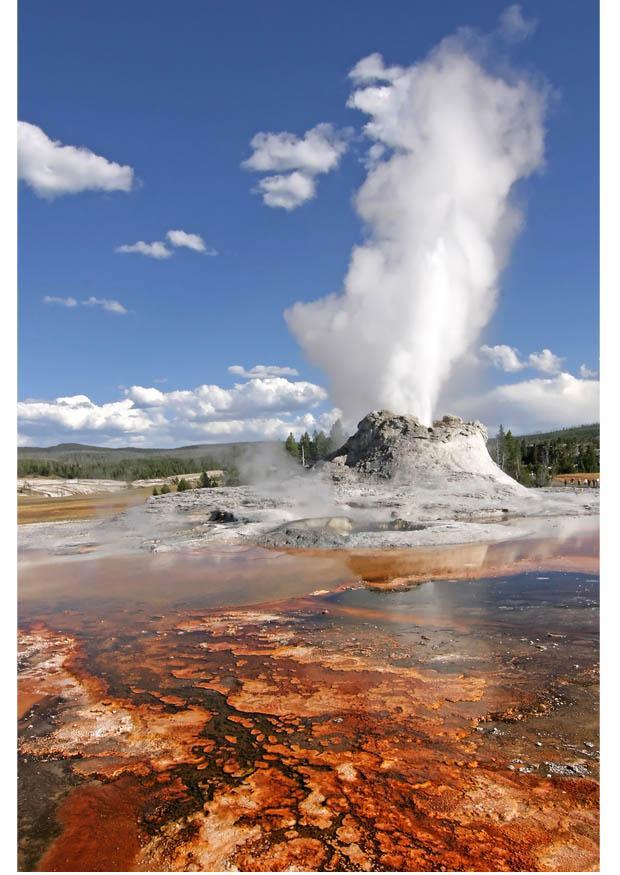 Foto geiserausbruch, yellowstone national park, wyoming, usa