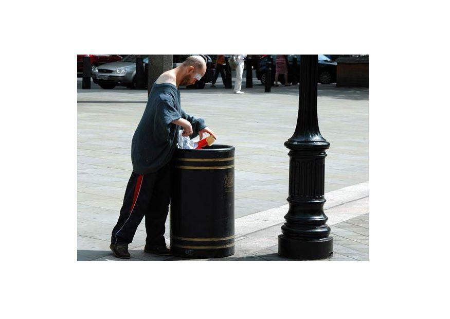 Foto mann auf der suche nach essen in london