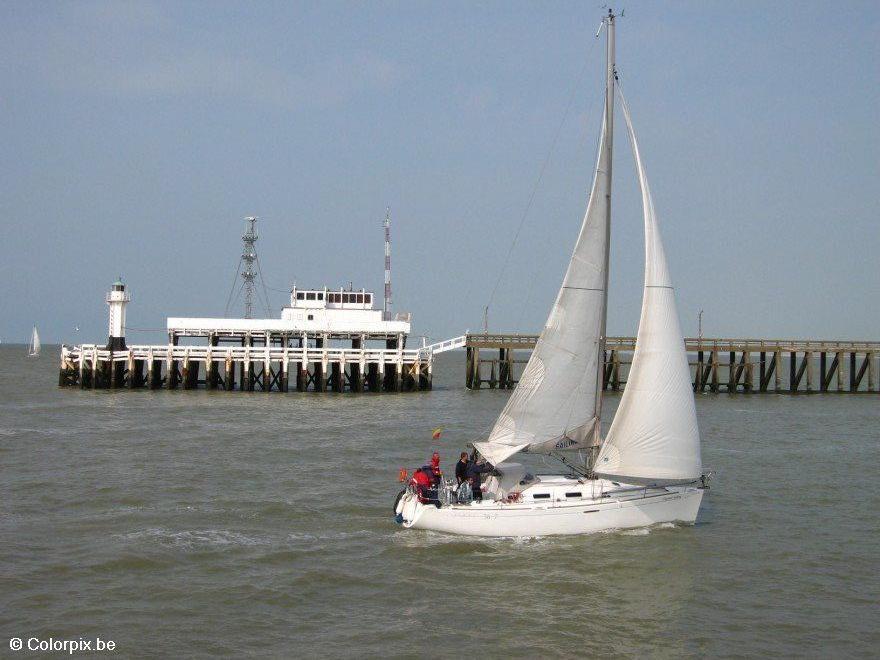 Foto pier und segelboot