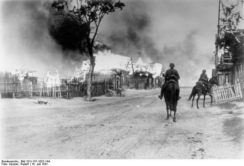 Foto russland - brennendes dorf mit kavallerie