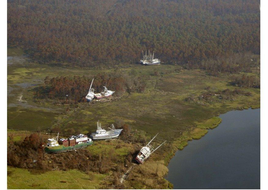 Foto schiffe an land nach orkan